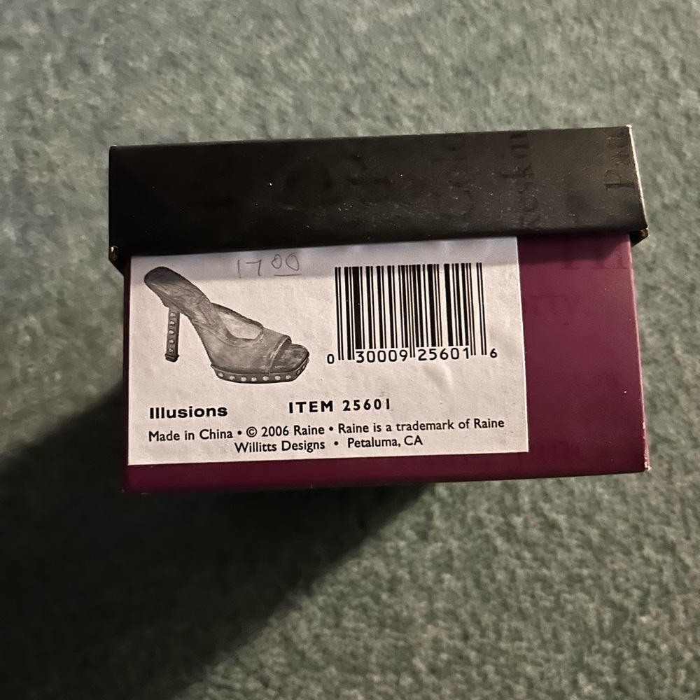 Lorraine Vail - Just the Right Shoe Collectible. Illusions